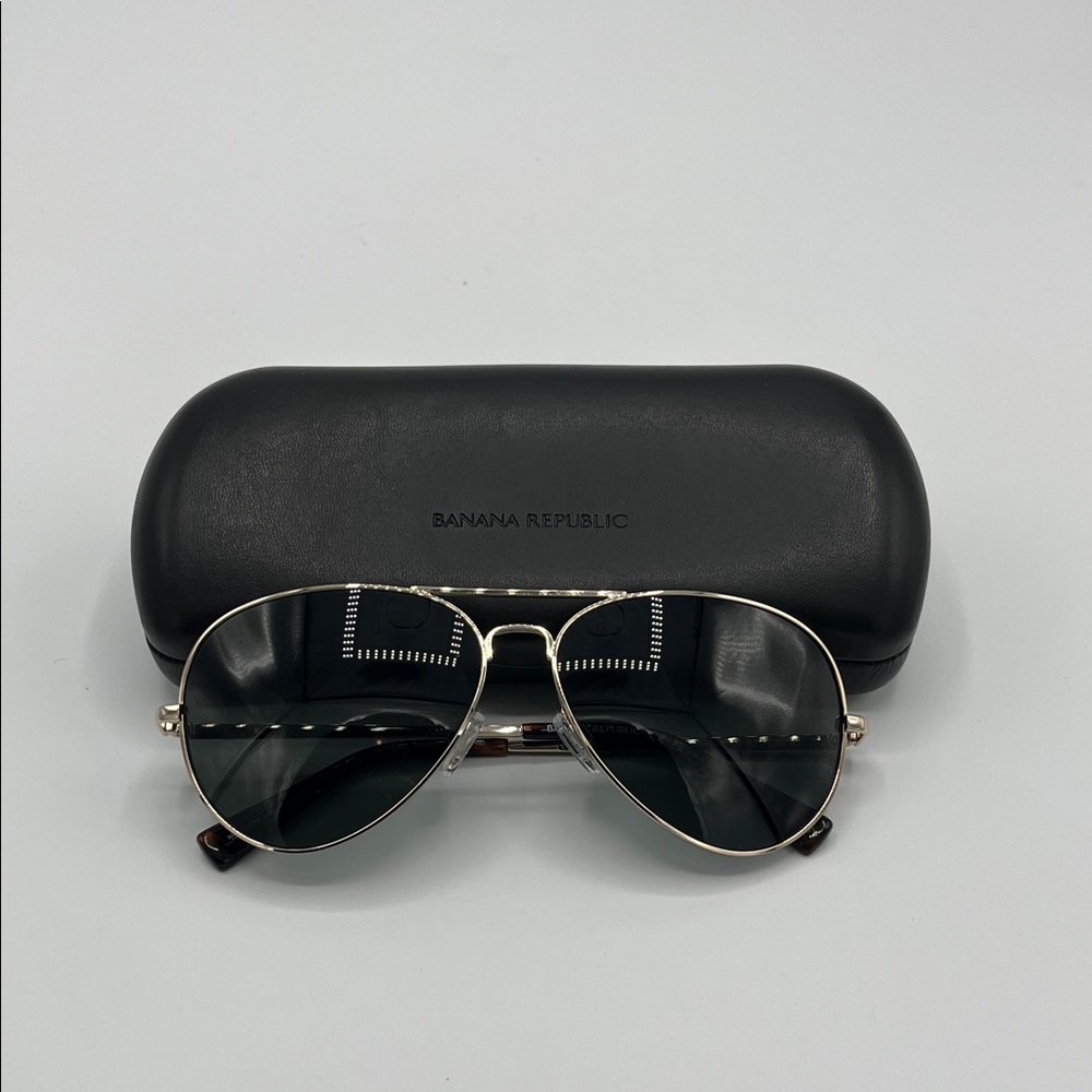 NEW✨Banana Republic✨             
Gold Frame Sunglasses